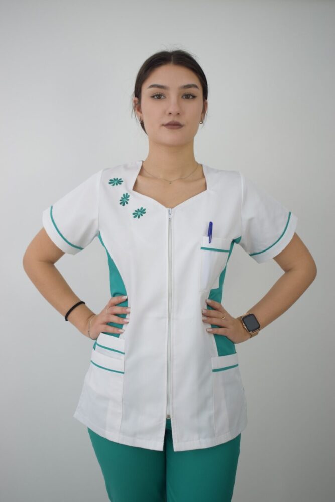 Uniforma Pentru Femei Model Brodat A05 Alb + Verde Inchis Cu Pantaloni Albi