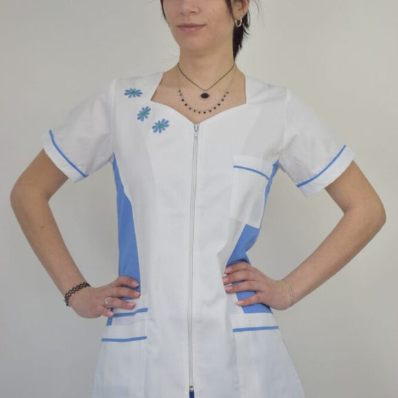 Uniforma Pentru Femei Model Brodat A05 Alb + Bleu Inchis Cu Pantaloni