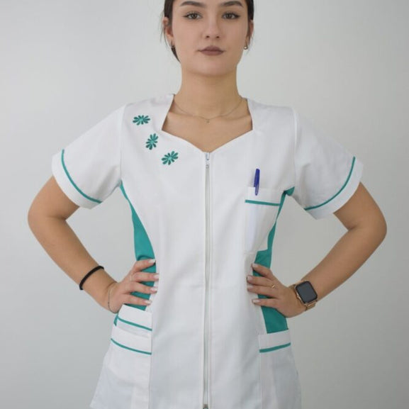 Uniforma Pentru Femei Model Brodat A05 Alb + Verde Inchis Cu Pantaloni Albi