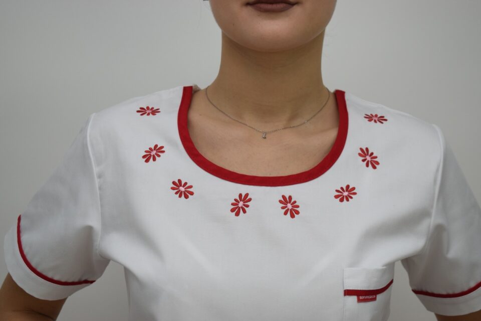 Uniforma Pentru Femei B06 Alb + Rosu Cu Pantaloni