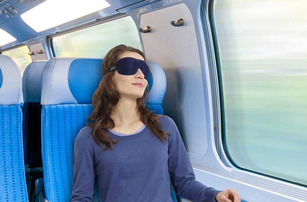 Ohropax_Schlafmaske_im_Zug-_PR_Nutzung_bis_MNrz_2015